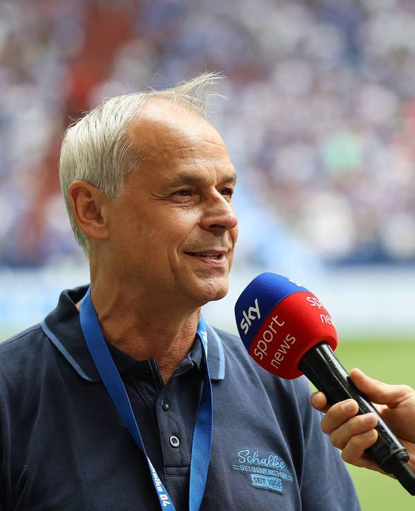Olaf Thon spricht bei einem Spiel in ein Sky-Mikro.