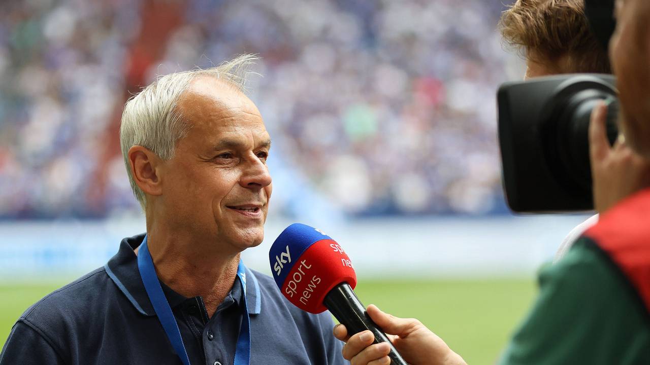 Olaf Thon spricht bei einem Spiel in ein Sky-Mikro.