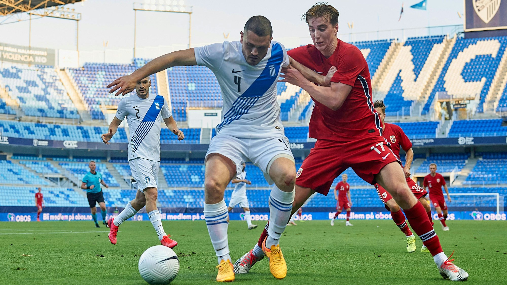 Kyriakos Papadopoulos schirmt bei einem Länderspiel zwischen Griechenland und Norwegen den Ball ab.