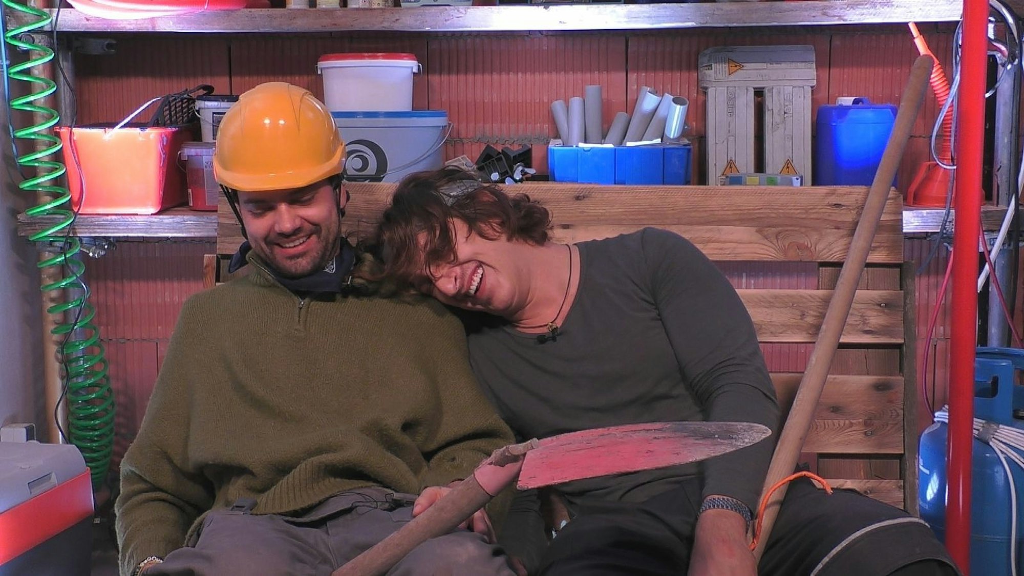 Da haben sich zwei gefunden: Jimi Blue Ochsenknecht (links) und Erik aka Satansbratan sind bei „Promi Big Brother“ ziemlich beste Freunde. (Bild: Joyn)