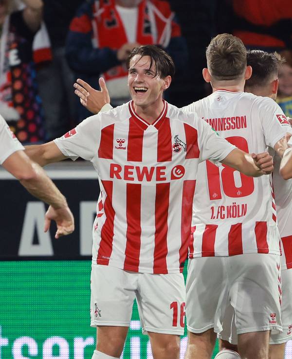 Jakub Kaminski jubelt mit seinen Teamkollegen.