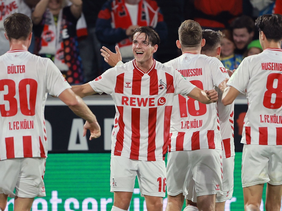 Jakub Kaminski jubelt mit seinen Teamkollegen.