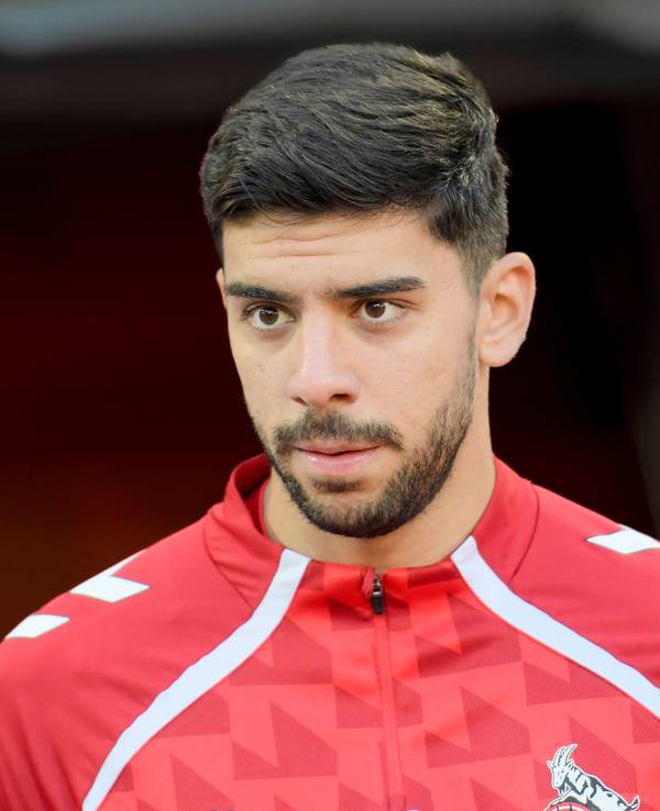 Cenk Özkacar kommt im Aufwärnshirt auf den Platz.