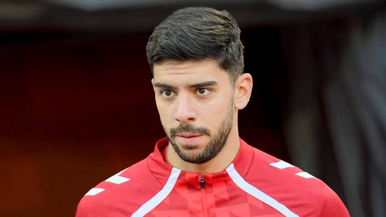 Cenk Özkacar kommt im Aufwärnshirt auf den Platz.