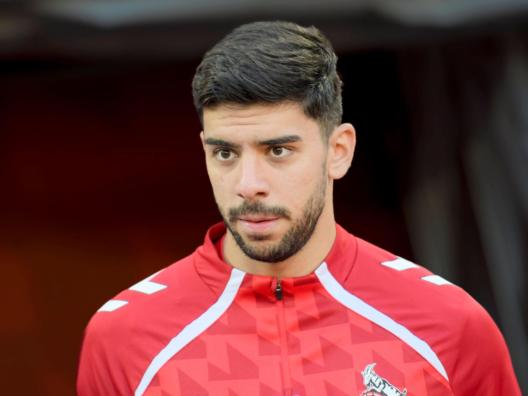 Cenk Özkacar kommt im Aufwärnshirt auf den Platz.
