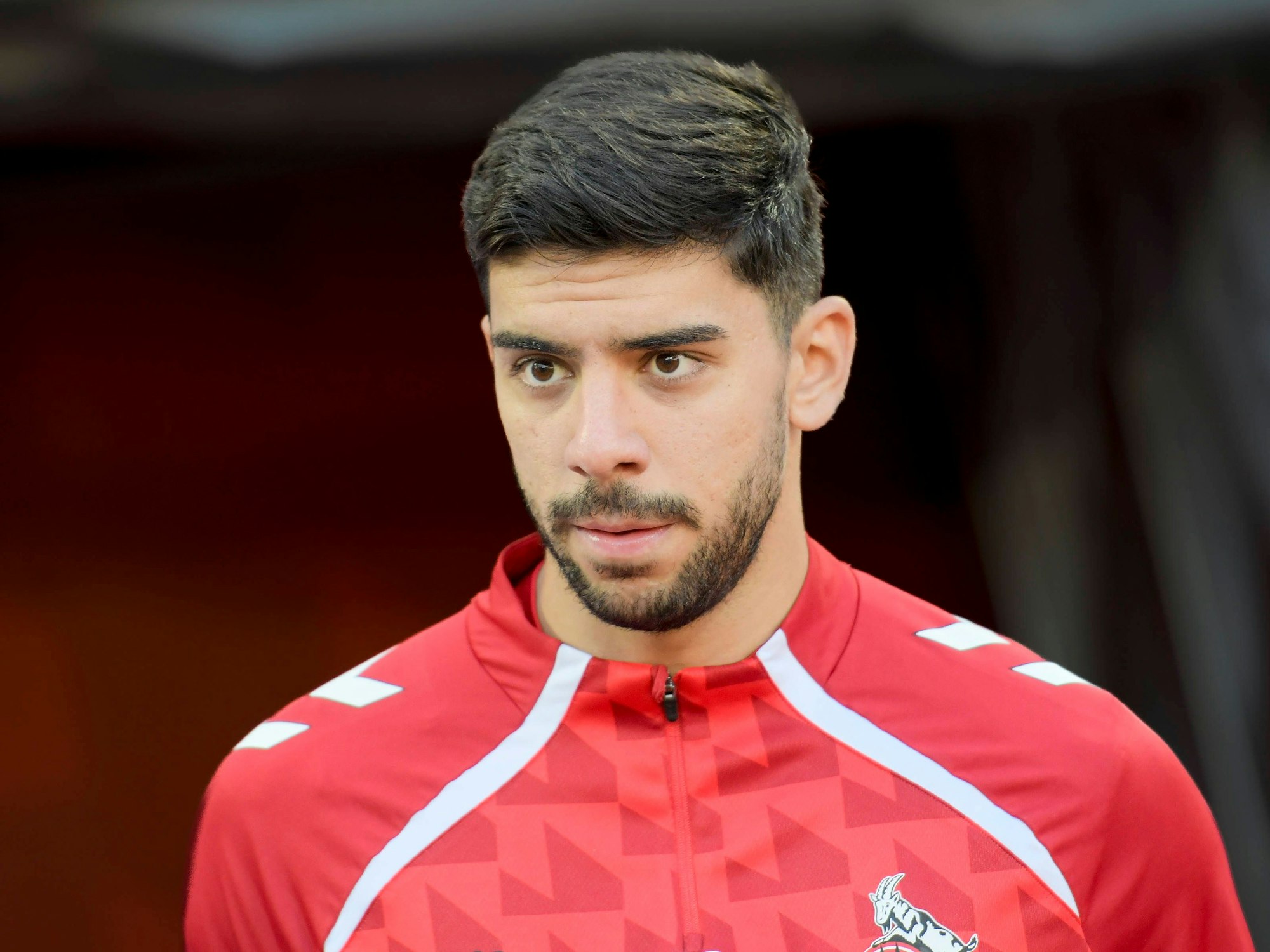 Cenk Özkacar kommt im Aufwärnshirt auf den Platz.