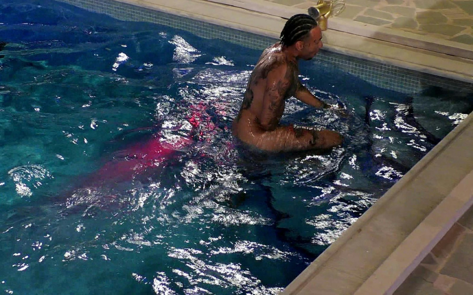 Jona wagt den Sprung in den Pool. (Bild: RTLZWEI)