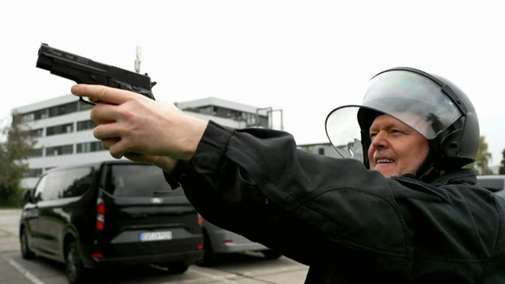 Stefan Raab zeigt in seiner Show, wie man unerwünschte Drohnen am besten abwehrt. (Bild: RTL)