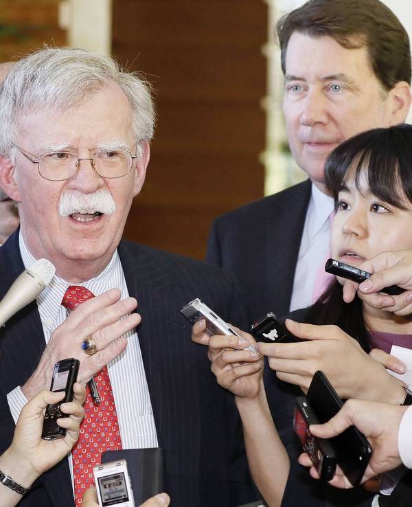 John Bolton spricht zur Presse.