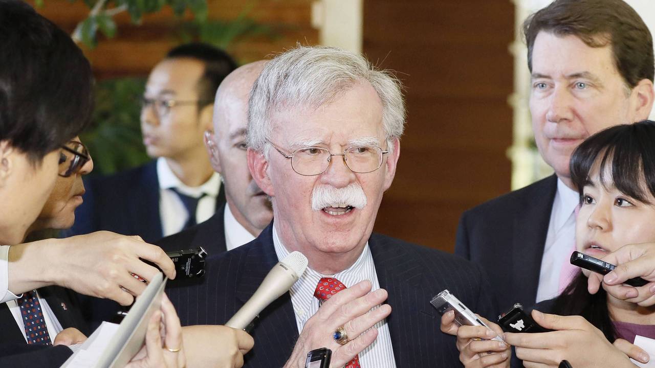 John Bolton spricht zur Presse.