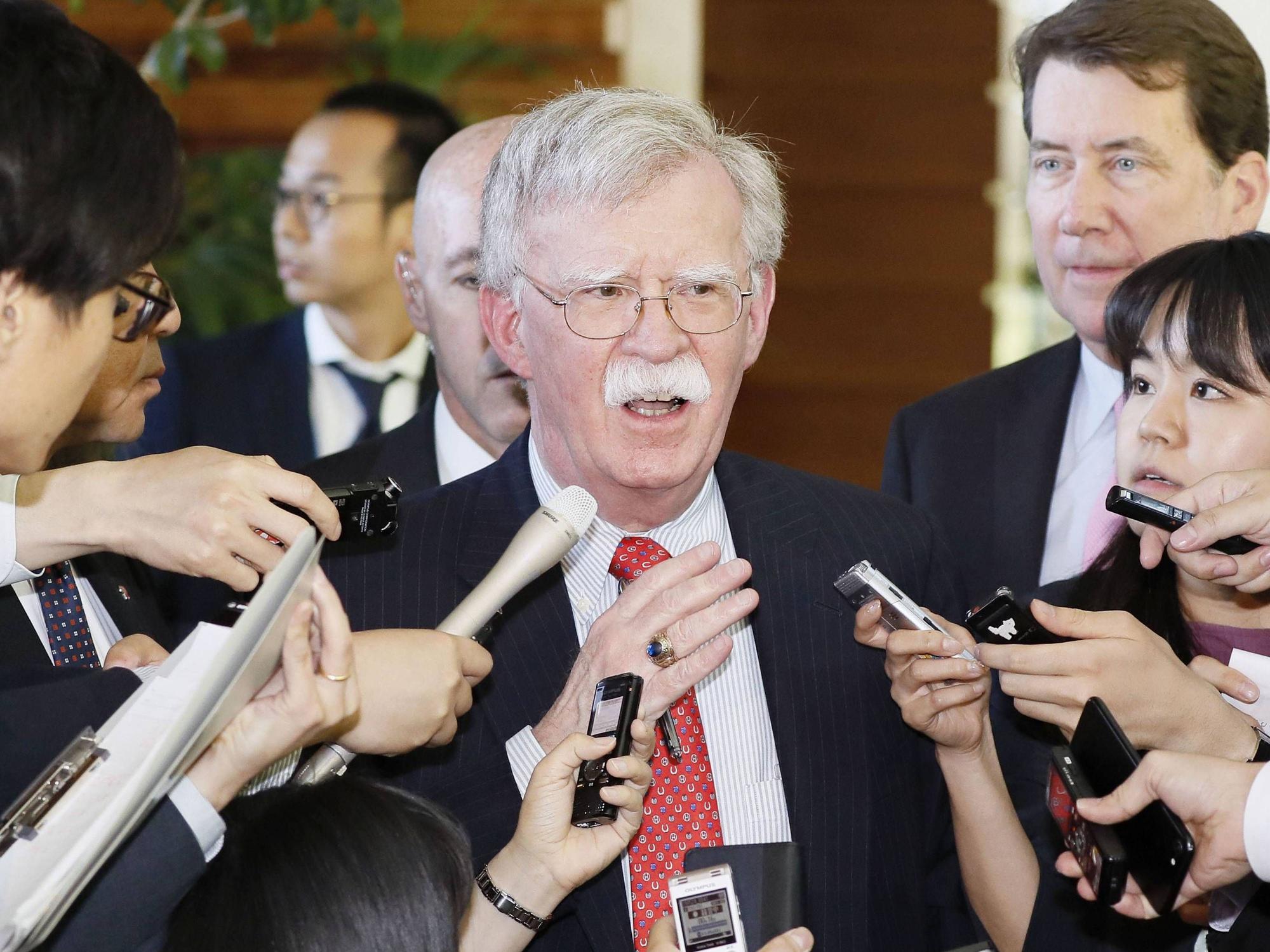 John Bolton spricht zur Presse.