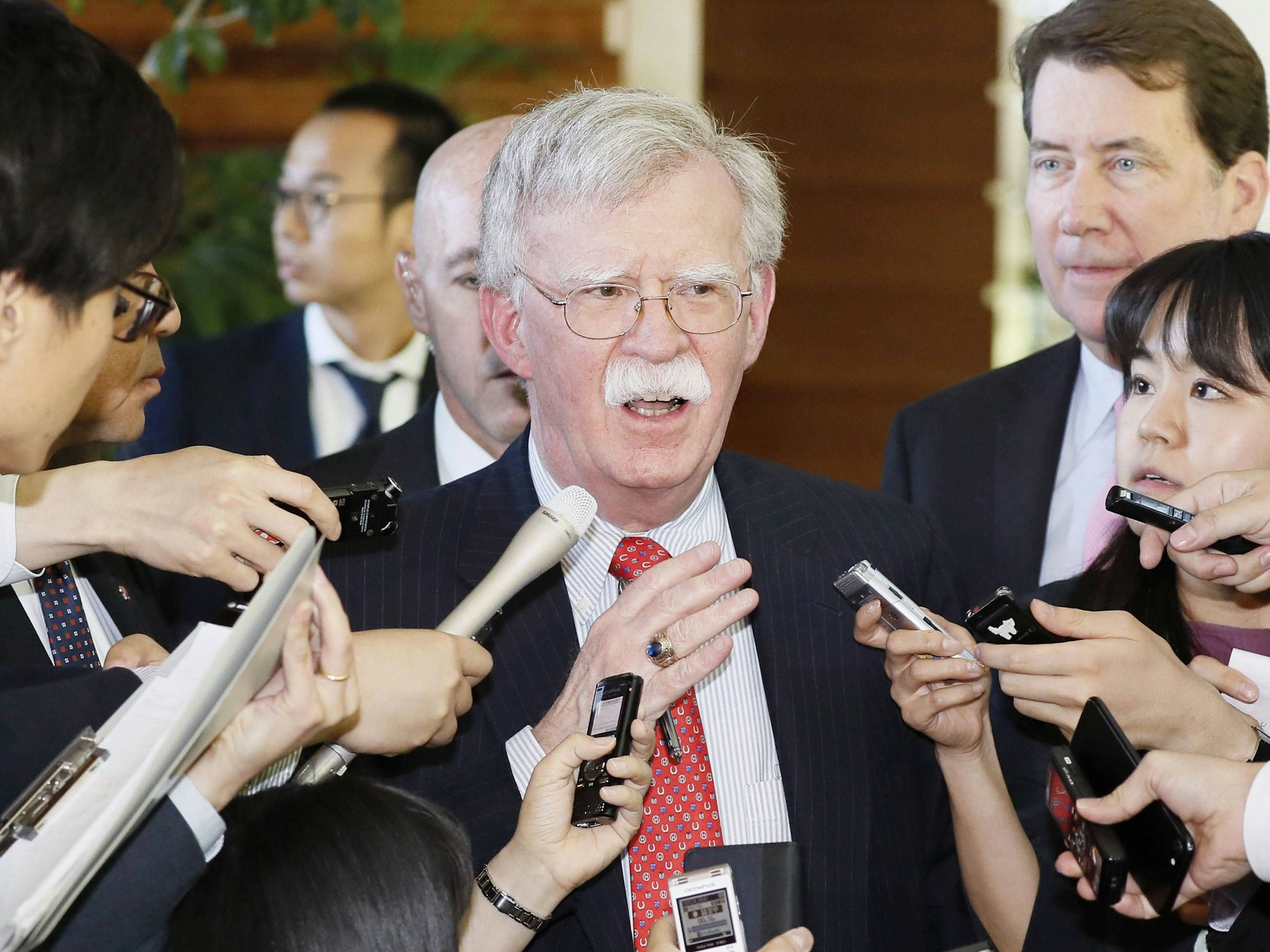 John Bolton spricht zur Presse.