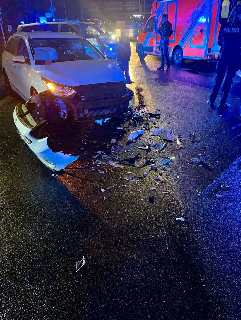 Ein stark beschädigtes Unfallfahrzeug, das von der Polizei begutachtet wird.