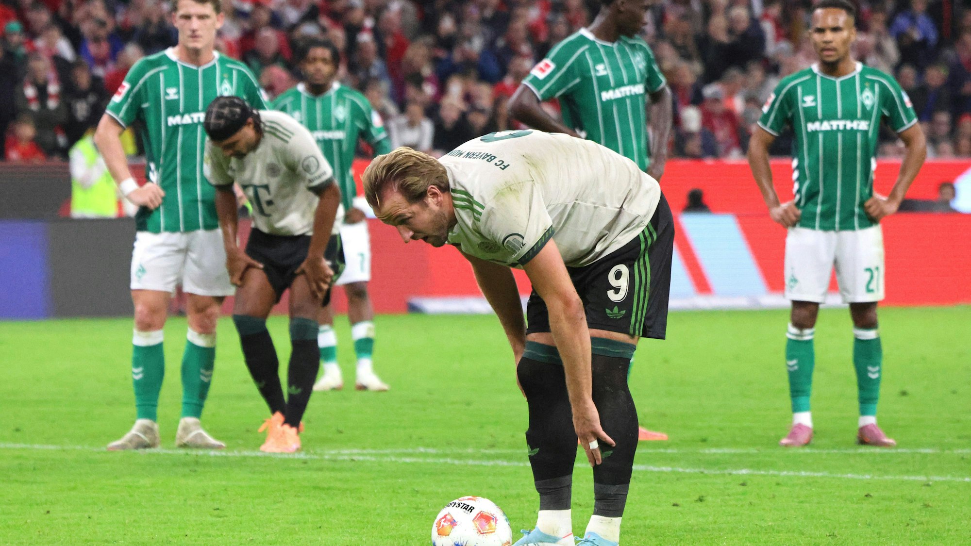 Harry Kane vom FC Bayern München konzentriert sich vor einem Elfmeter.