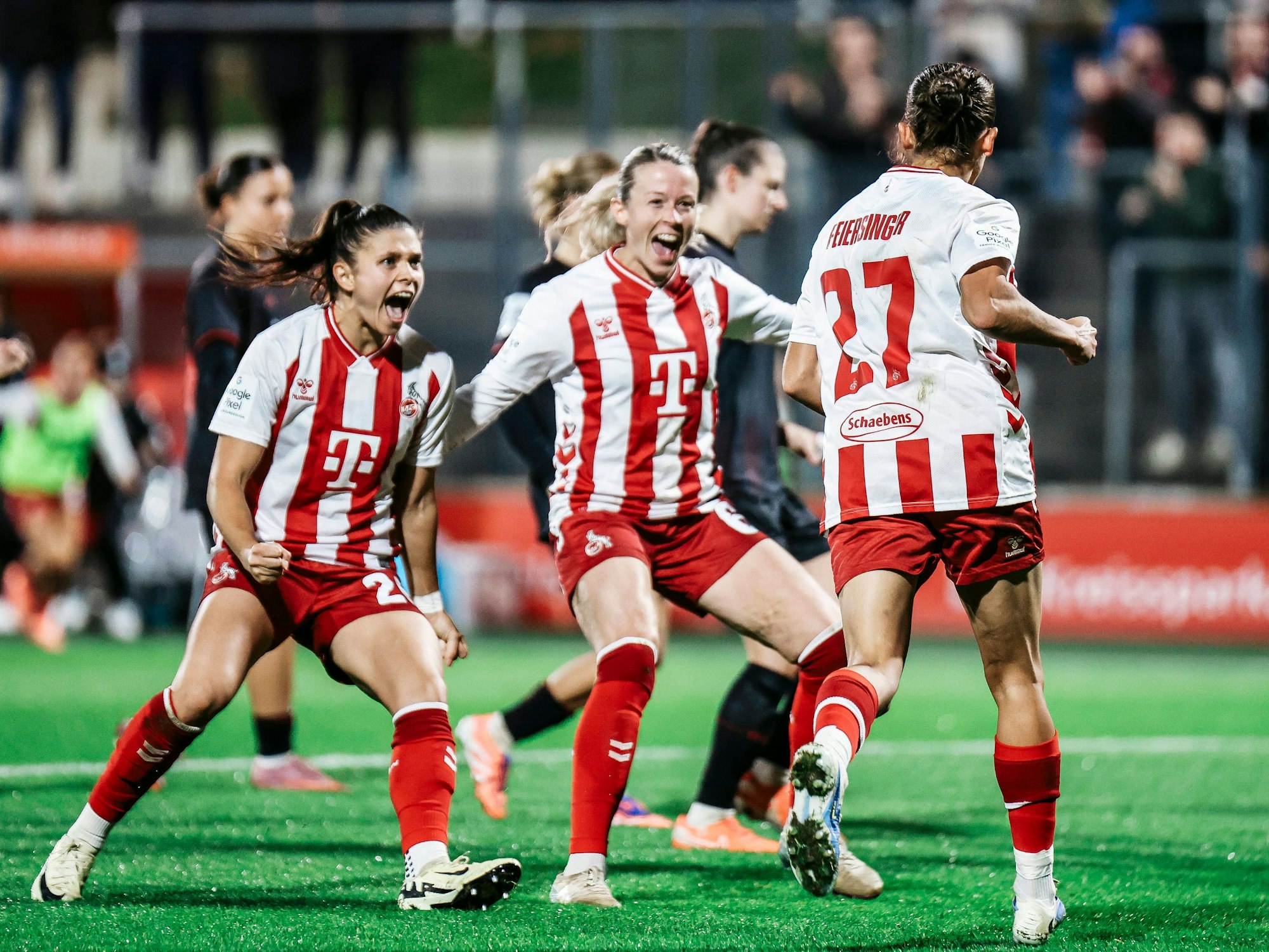Die FC-Frauen bejubeln das zwischenzeitliche 1:0.