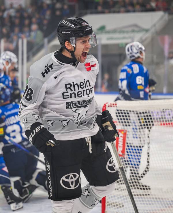 Dominik Bokk bejubelt seinen Treffer.