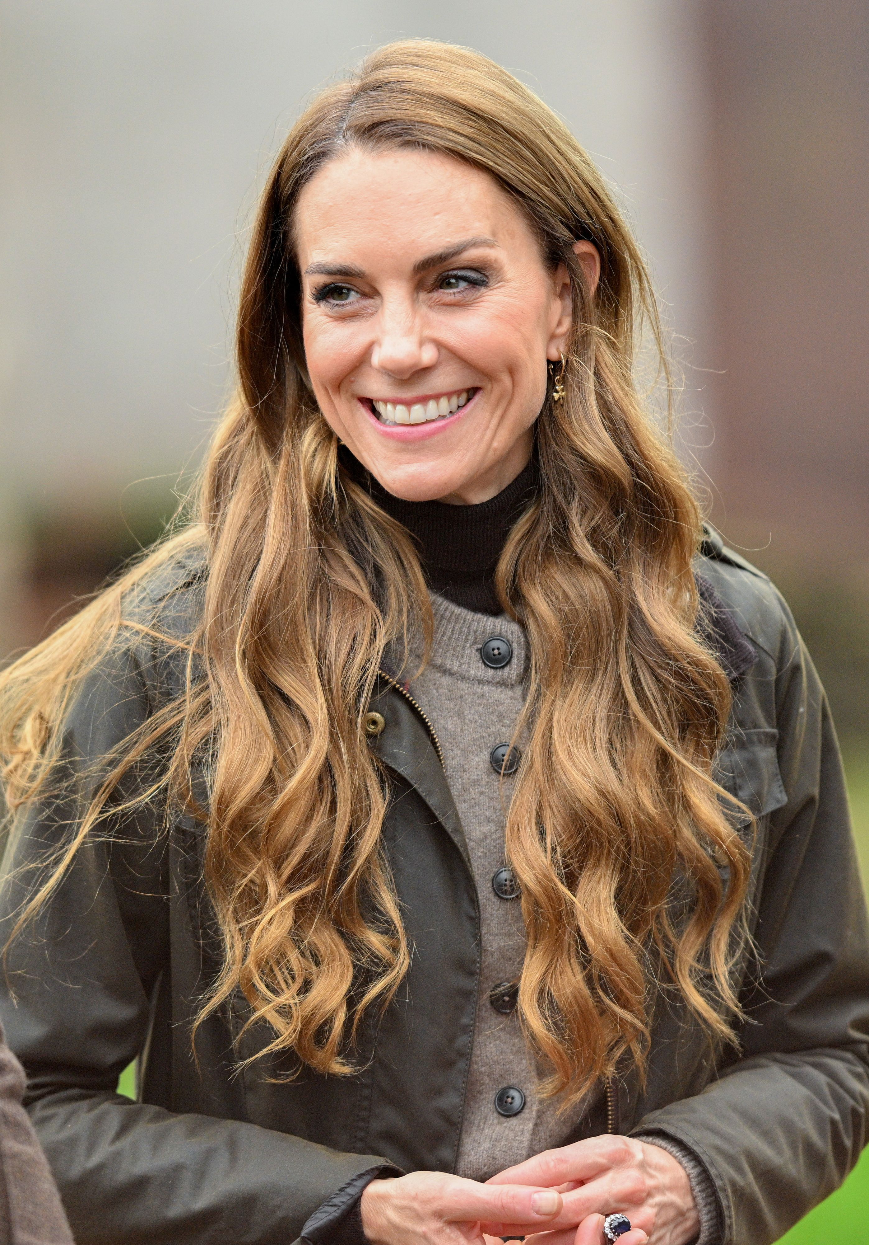 Kate Middleton lächelt bei ihrem Besuch des Familienbetriebs Mallon Linen in Nordirland, der sich für eine transparente Leinenproduktion. einsetzt.