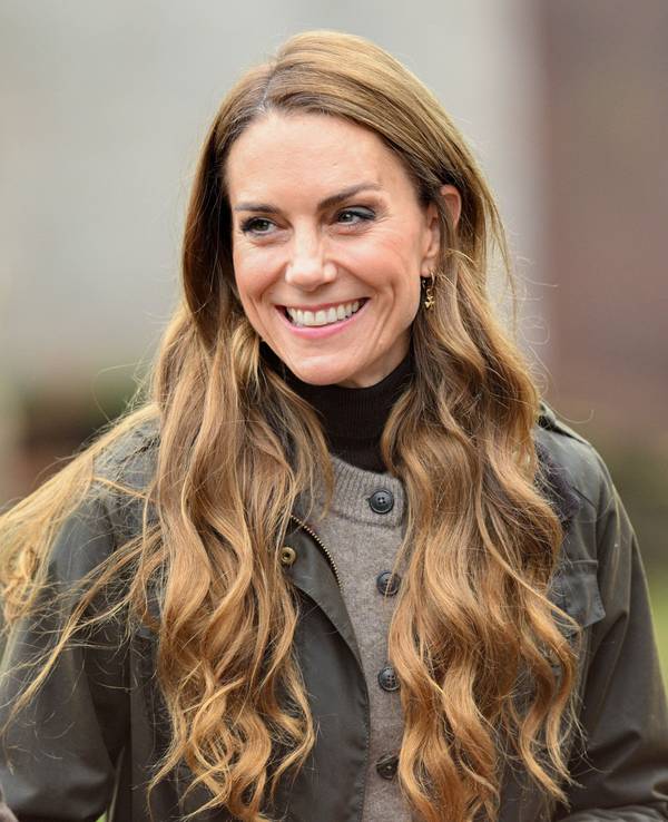 Kate Middleton lächelt bei ihrem Besuch des Familienbetriebs Mallon Linen in Nordirland, der sich für eine transparente Leinenproduktion. einsetzt.