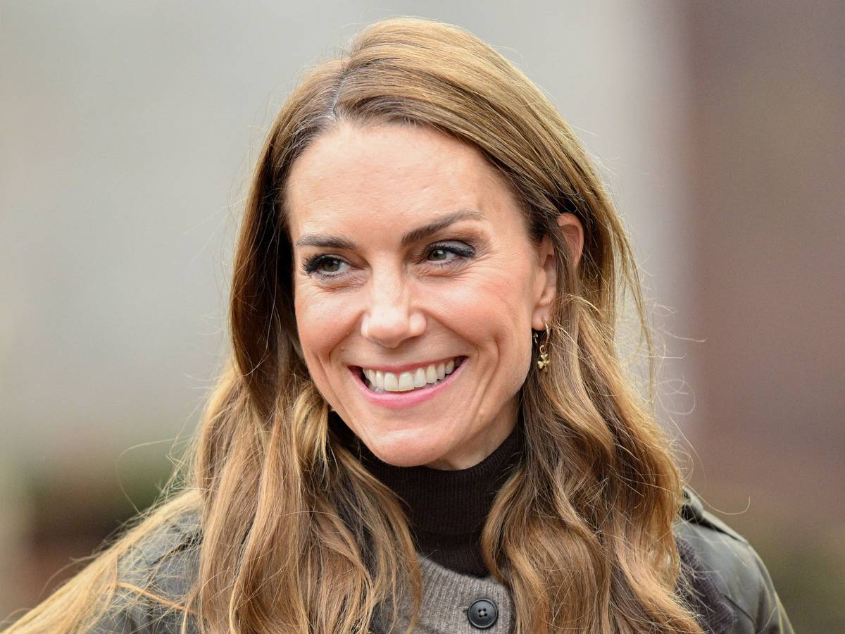 Kate Middleton lächelt bei ihrem Besuch des Familienbetriebs Mallon Linen in Nordirland, der sich für eine transparente Leinenproduktion. einsetzt.