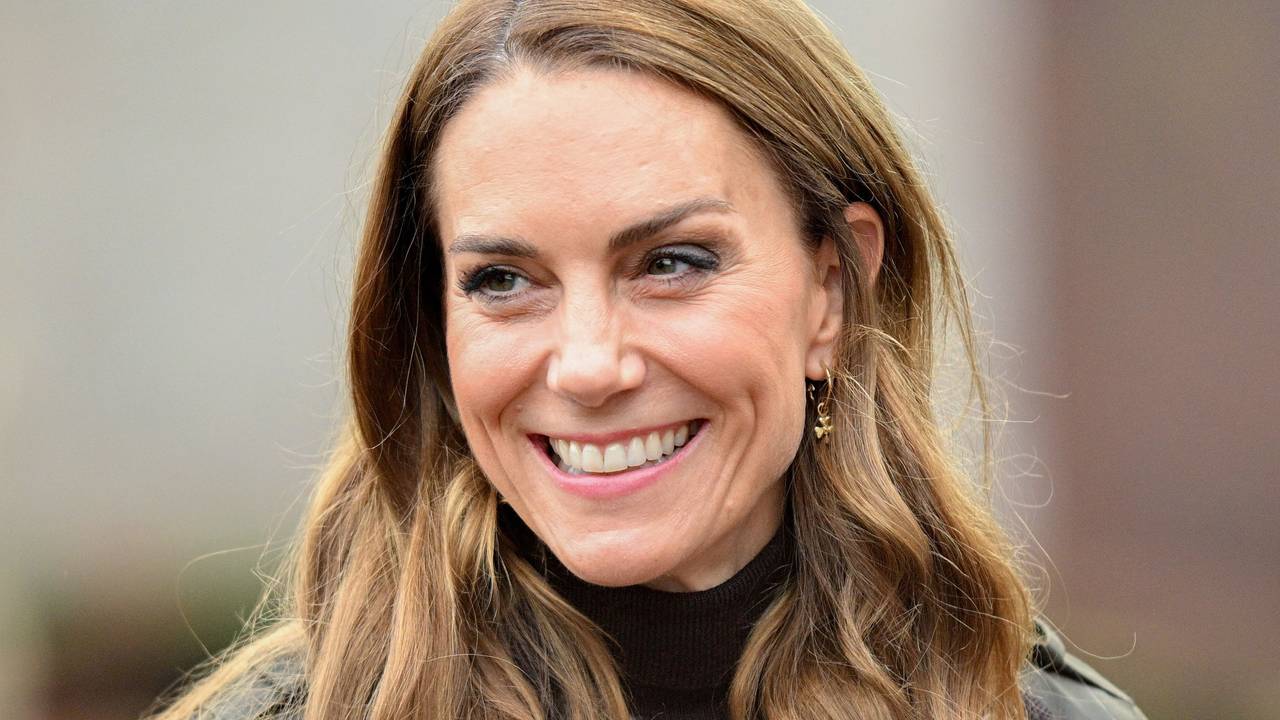Kate Middleton lächelt bei ihrem Besuch des Familienbetriebs Mallon Linen in Nordirland, der sich für eine transparente Leinenproduktion. einsetzt.