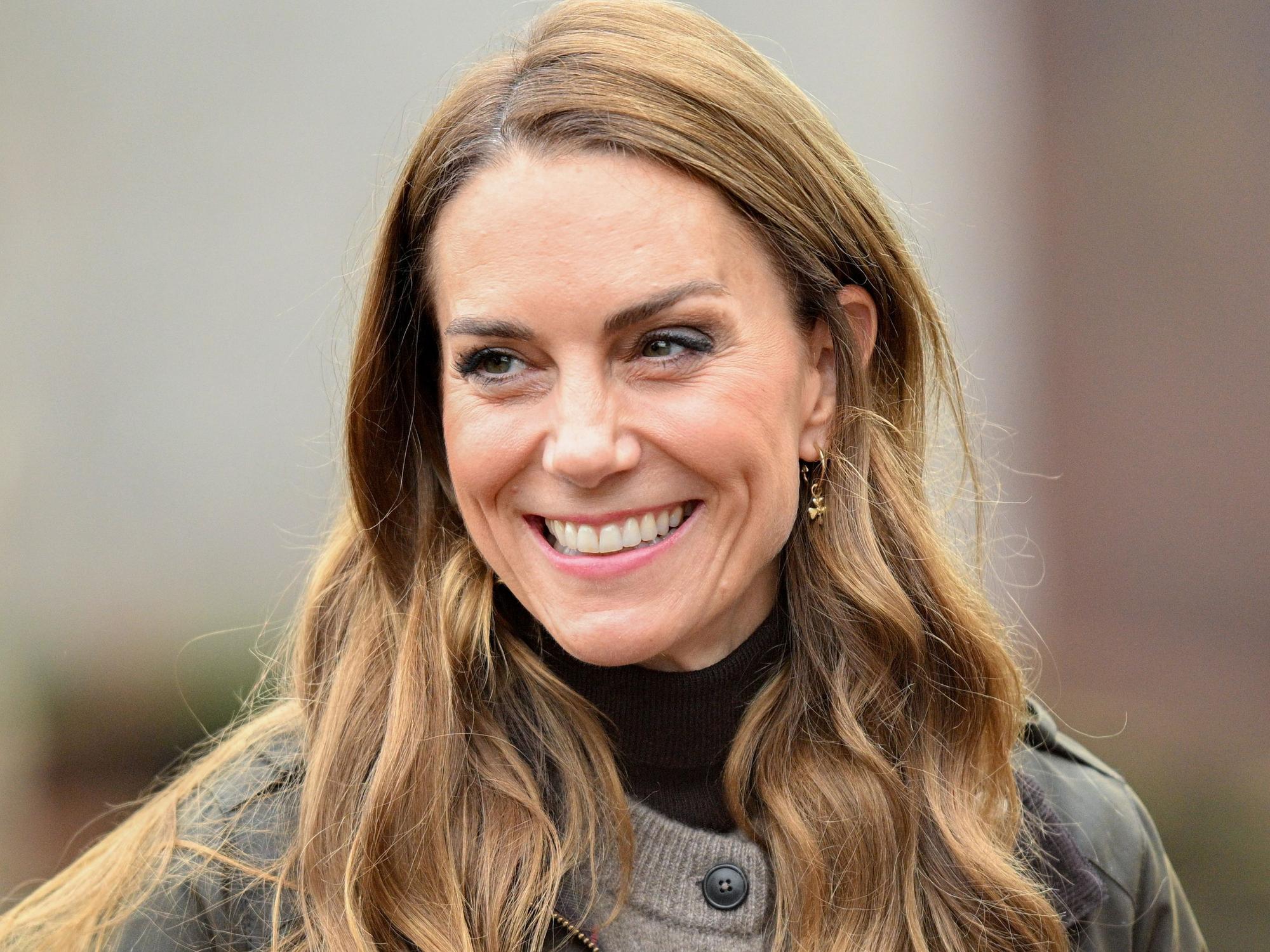 Kate Middleton lächelt bei ihrem Besuch des Familienbetriebs Mallon Linen in Nordirland, der sich für eine transparente Leinenproduktion. einsetzt.
