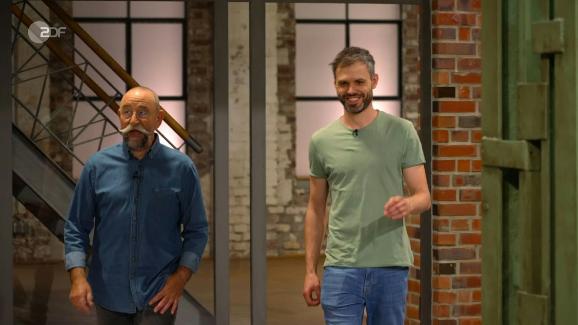 Horst Lichter und Timo begannen ihren Auftritt gemeinsam im Händlerraum - ohne den Umweg über den Expertenraum. (Bild: ZDF)