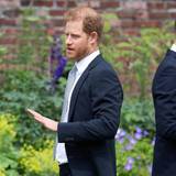 Prinz Harry und Prinz William stehen mit dem Rücken zueinander.