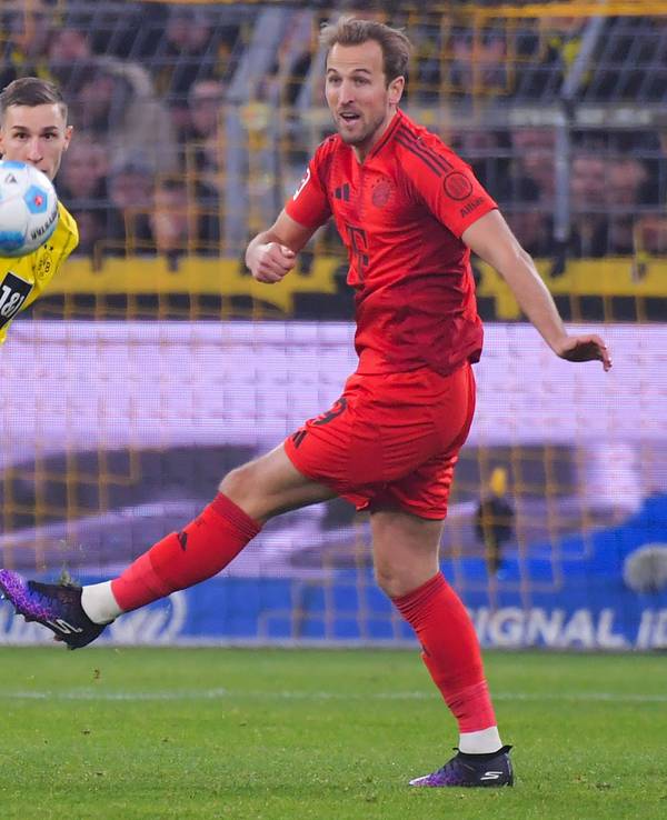 Nico Schlotterbeck (BVB) und Harry Kane (Bayern München) kämpfen um den Ball.