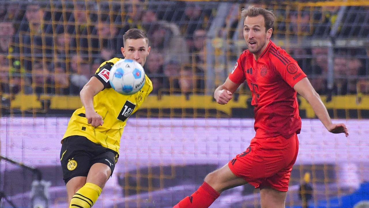 Nico Schlotterbeck (BVB) und Harry Kane (Bayern München) kämpfen um den Ball.