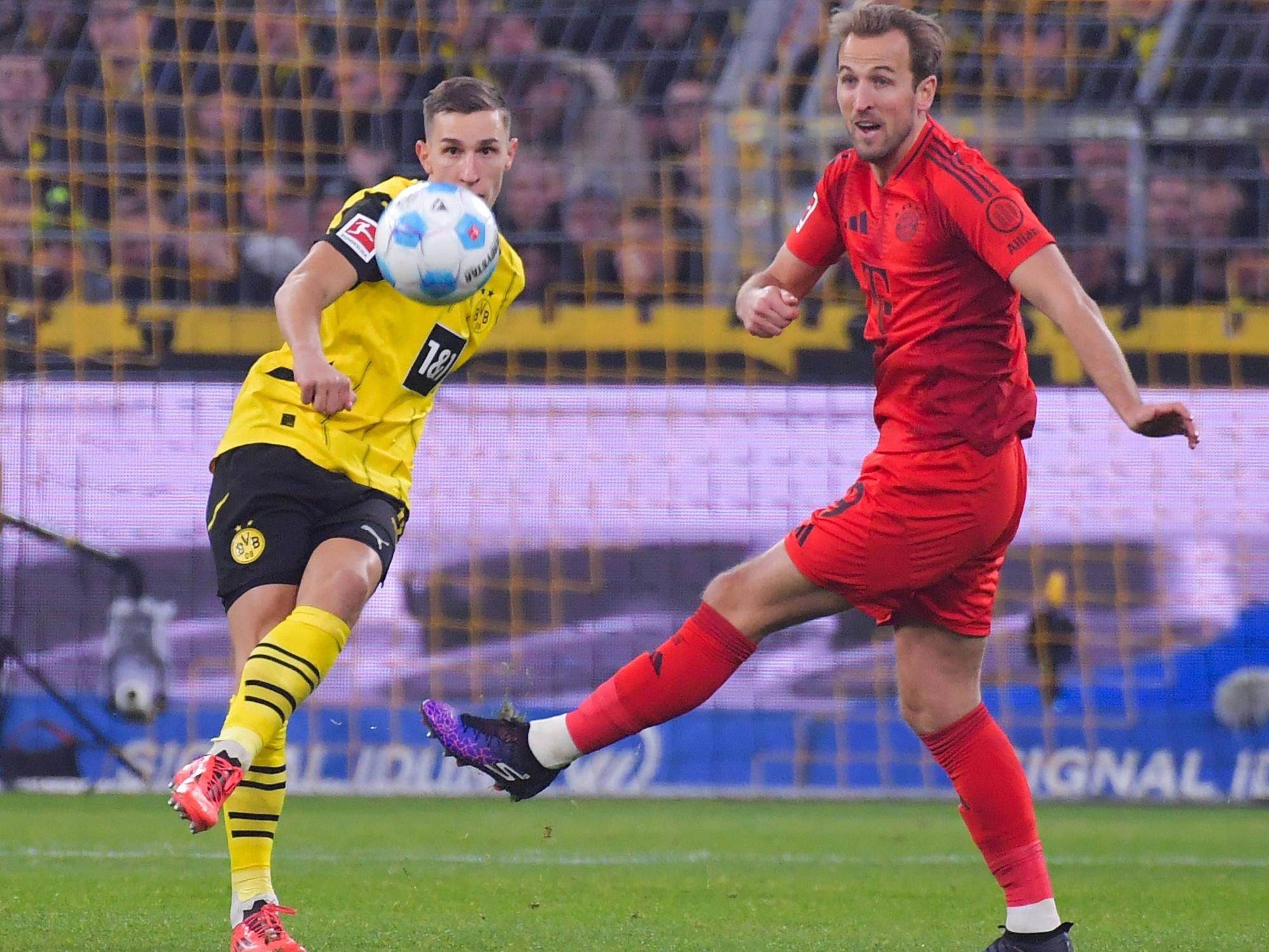 Nico Schlotterbeck (BVB) und Harry Kane (Bayern München) kämpfen um den Ball.