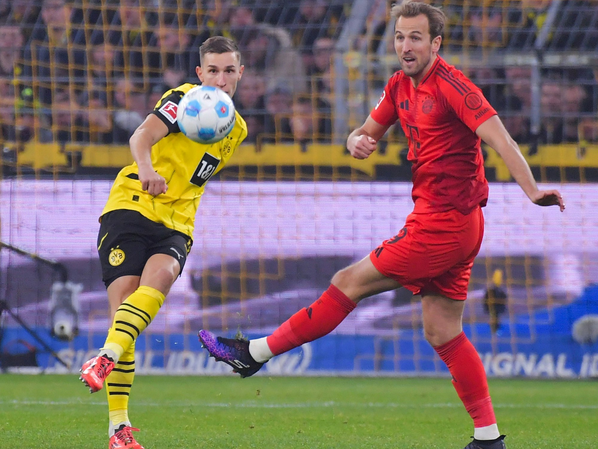 Nico Schlotterbeck (BVB) und Harry Kane (Bayern München) kämpfen um den Ball.