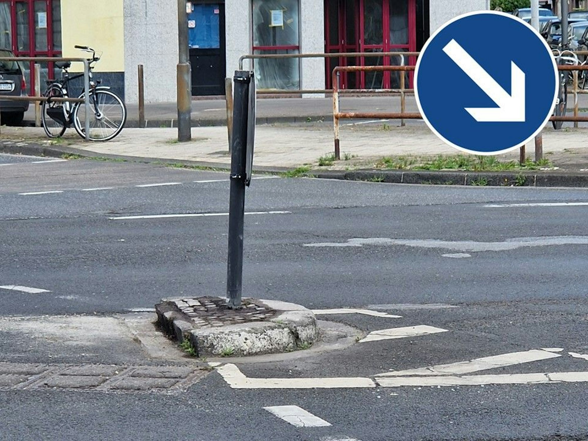 Eine Verkehrsinsel auf der Bachemer Straße in Köln-Lindenthal.