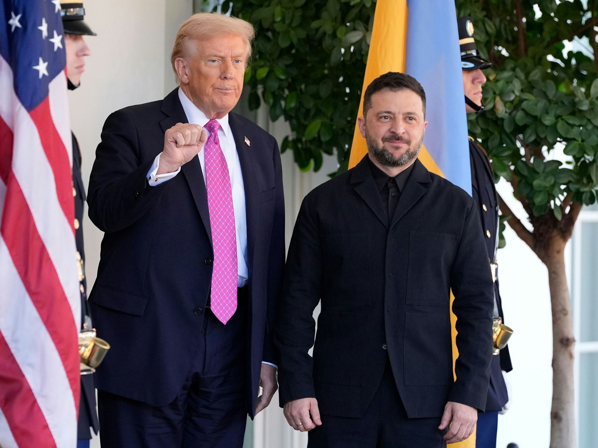 US-Präsident Donald Trump gestikuliert neben dem ukrainischen Präsidenten Wolodymyr Selenskyj beim Empfang im Weißen Haus.