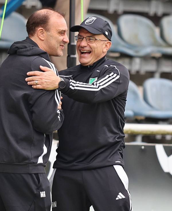 Marco Reich (l.) umarmt einen anderen Trainer.