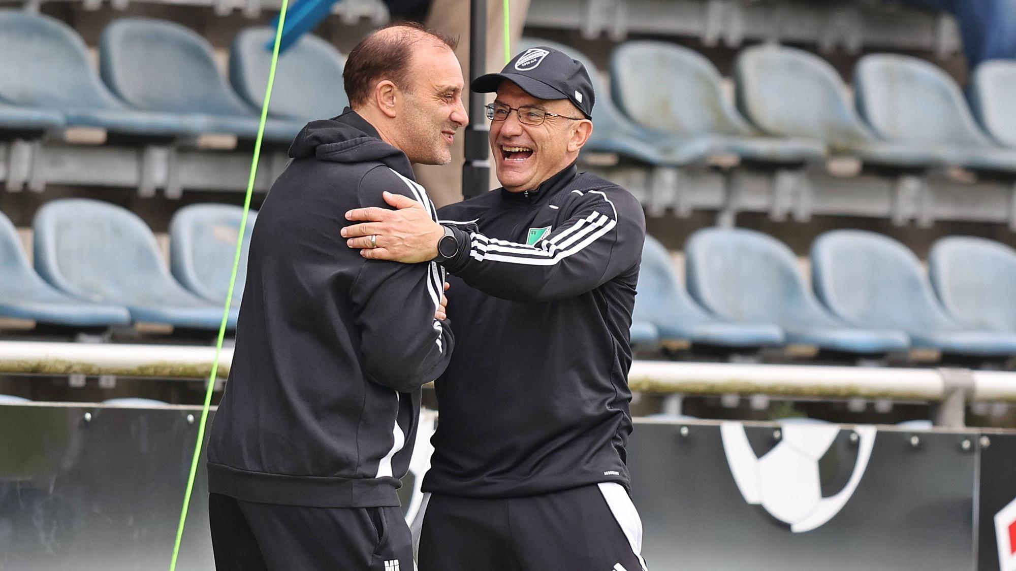 Marco Reich (l.) umarmt einen anderen Trainer.