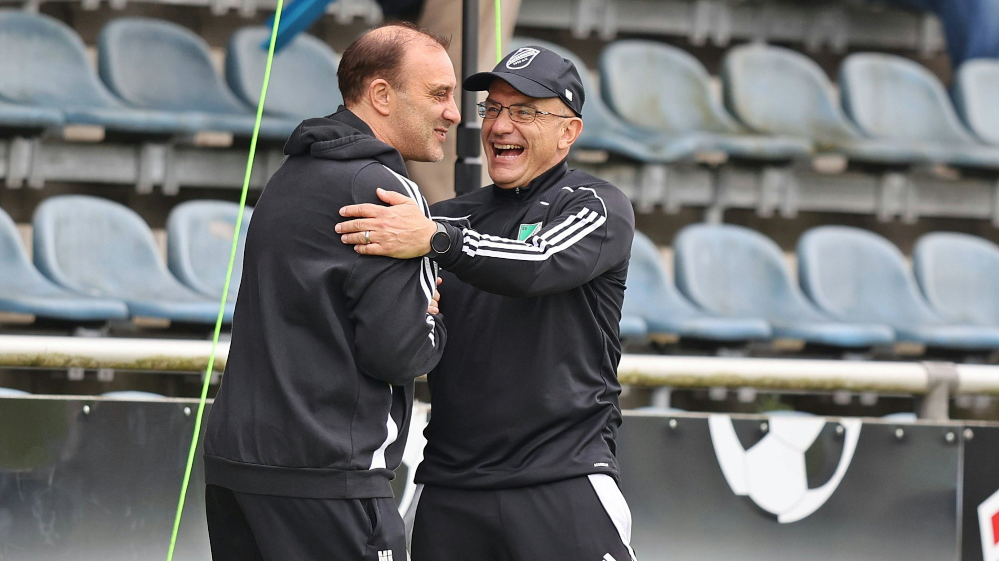 Marco Reich (l.) umarmt einen anderen Trainer.
