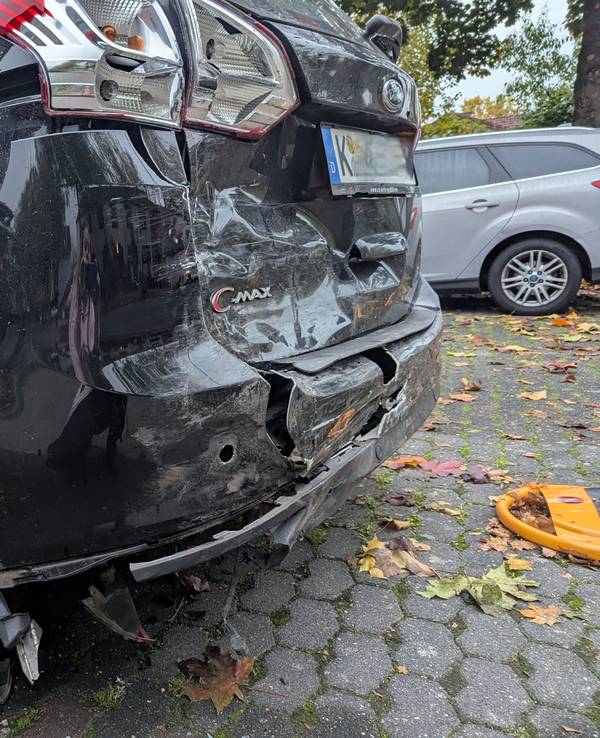 Ein Auto ist im hinteren Bereich völlig ramponiert.