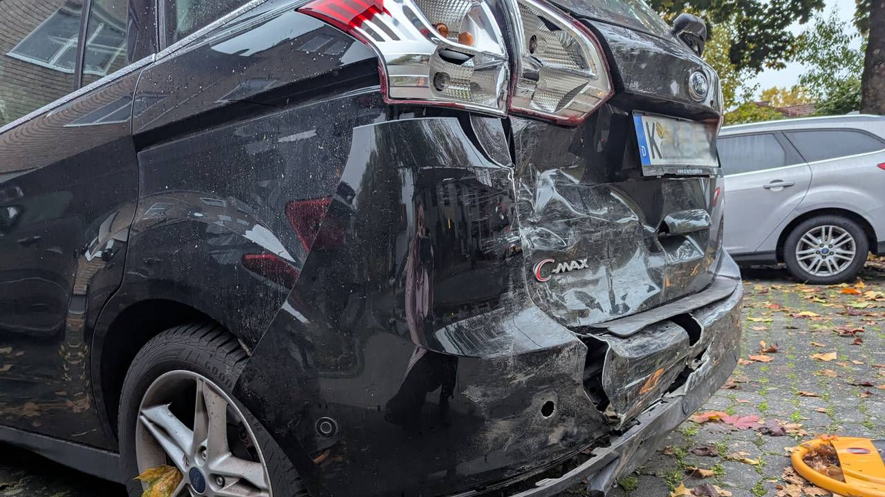 Ein Auto ist im hinteren Bereich völlig ramponiert.