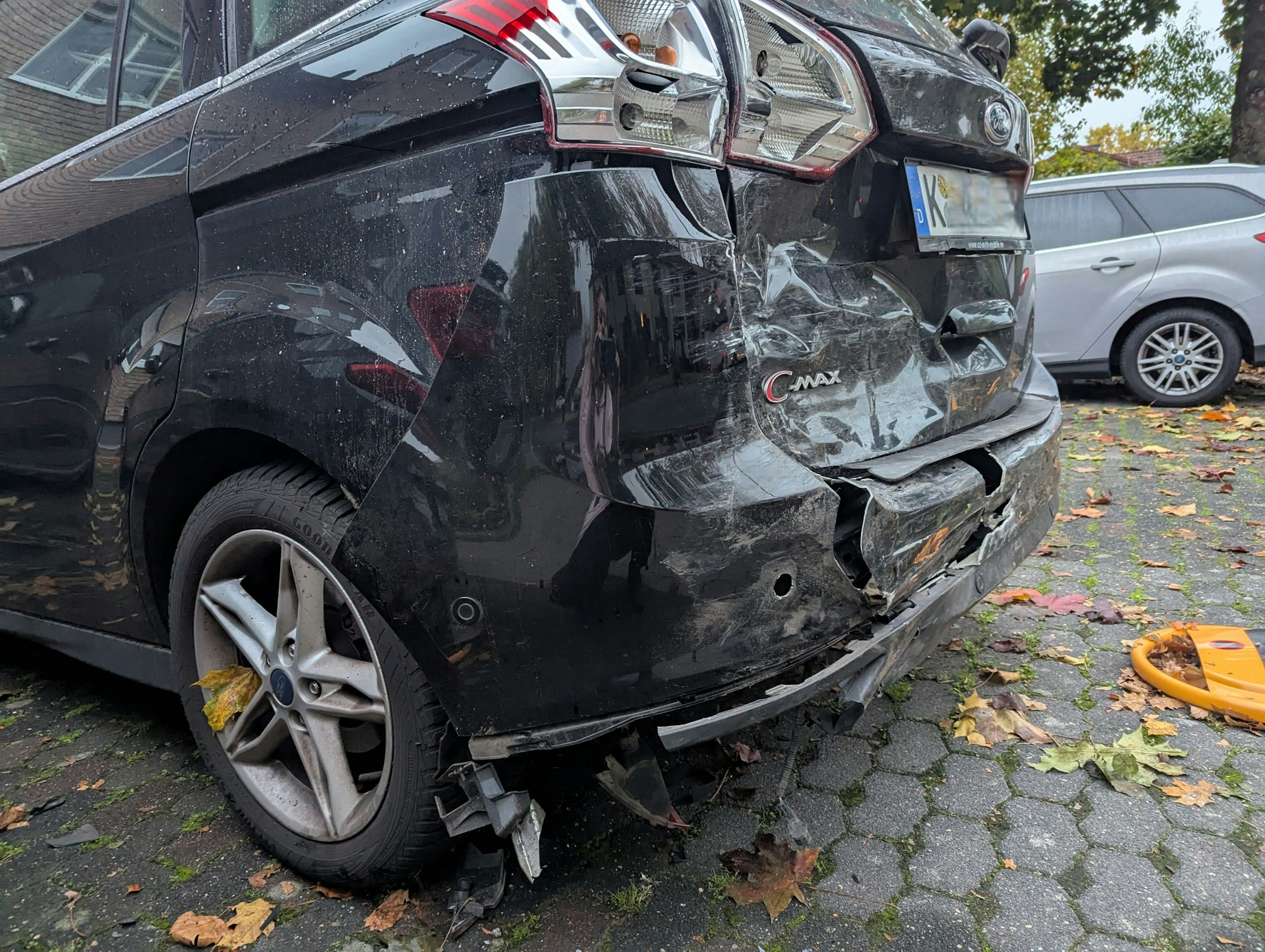 Ein Auto ist im hinteren Bereich völlig ramponiert.