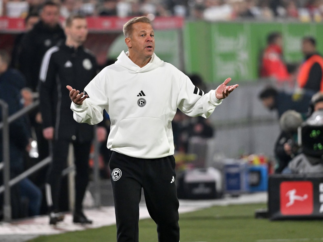 Markus Anfang gestikuliert mit fragendem Blick an der Seitenlinie.