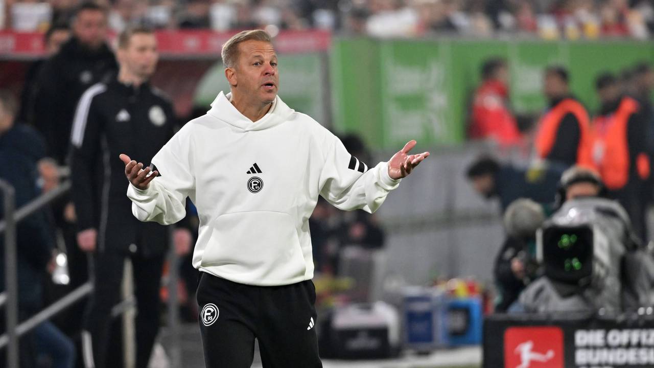 Markus Anfang gestikuliert mit fragendem Blick an der Seitenlinie.