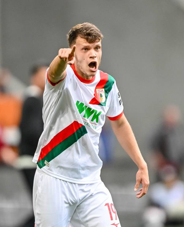 Robin Fellhauer (FC Augsburg) gestikuliert.
