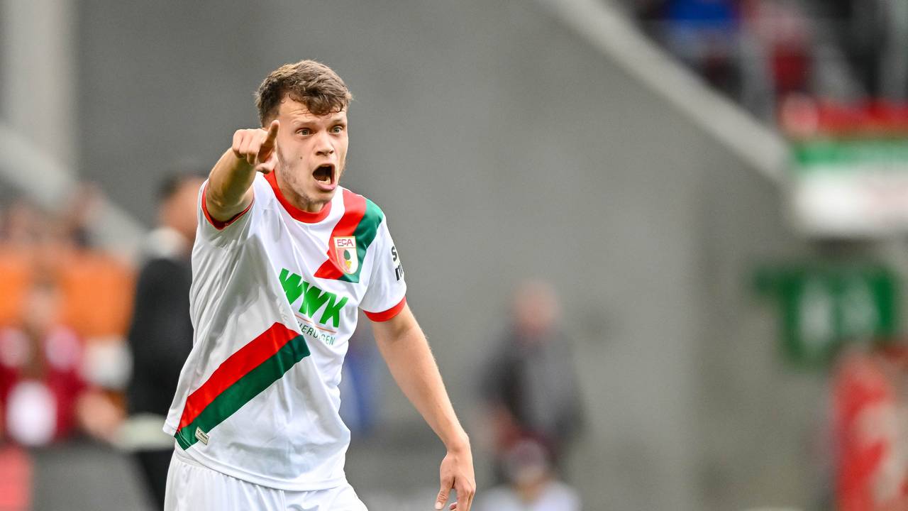 Robin Fellhauer (FC Augsburg) gestikuliert.