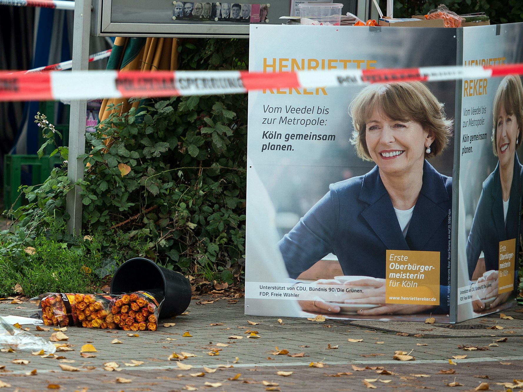 Ein Plakat der Kölner Obermeisterkandidatin Henriette Reker ist am 17. Oktober 2015 am Tatort zu sehen.