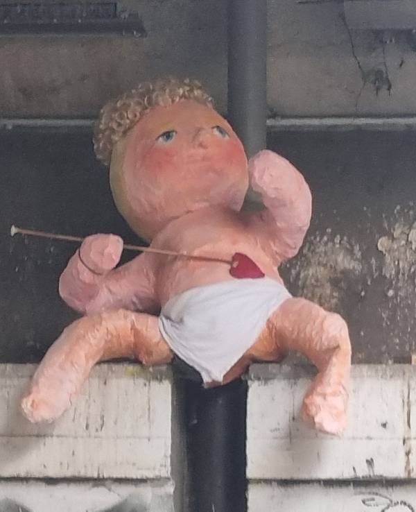 Jürgen Helten hat eine Amor-Puppe an der Eisenbahnunterführung Trimbornstraße fotografiert.