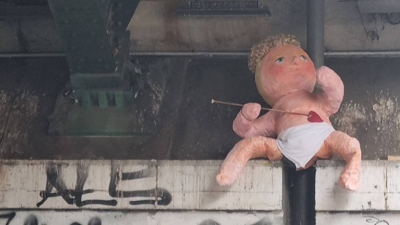 Jürgen Helten hat eine Amor-Puppe an der Eisenbahnunterführung Trimbornstraße fotografiert.