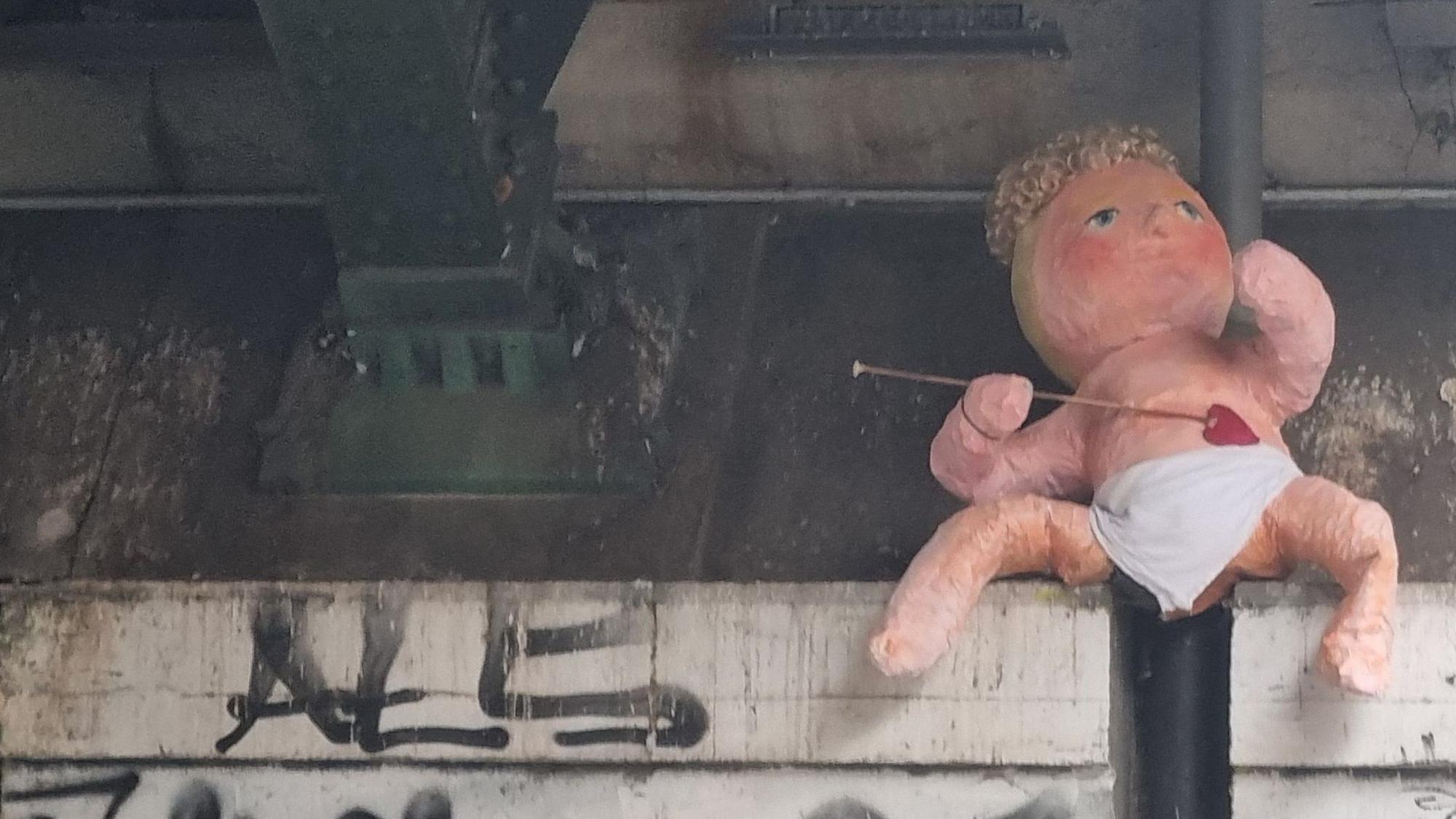 Jürgen Helten hat eine Amor-Puppe an der Eisenbahnunterführung Trimbornstraße fotografiert.