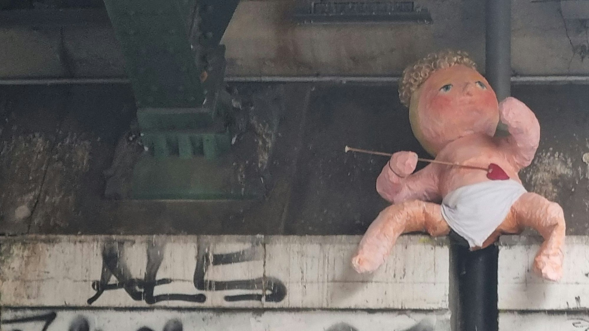 Jürgen Helten hat eine Amor-Puppe an der Eisenbahnunterführung Trimbornstraße fotografiert.