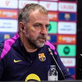 Hansi Flick spricht auf einer Pressekonferenz des FC Barcelona.