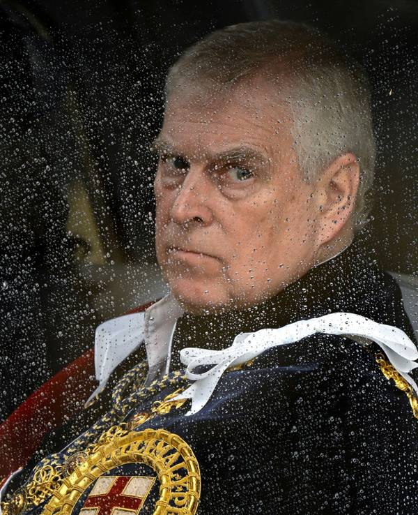 Prinz Andrew guckt durch ein regennasses Fenster.